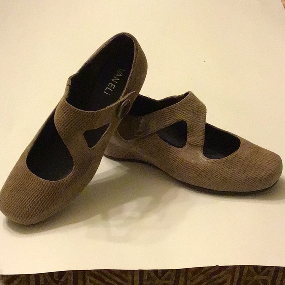 Tan suede Vaneli wedge heels